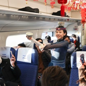 列车上的愉快小年