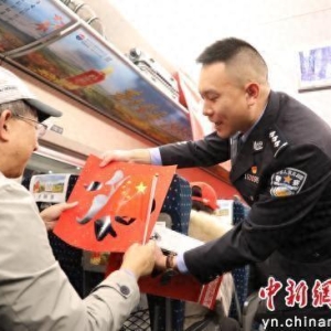 延续20年的列车“春晚”：把温暖和陪伴带回家