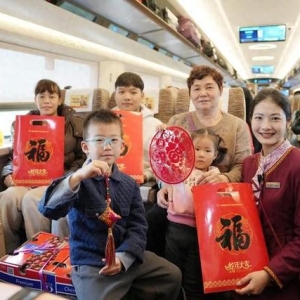 新华全媒+｜列车上过小年 让回家的路更温暖