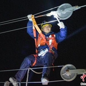 （新春走基层）铁路接触网工凌空“飞舞”：以“毫厘”守护“千里”