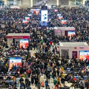 高铁动车罕见值夜班，春运回家的路24小时不间断