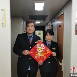 （新春走基层）春运列车上的“双乘”夫妻：守护团圆梦 温暖回家路