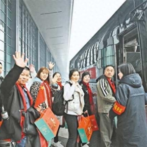 乘坐返乡专列回渝 到站收到“大礼包”