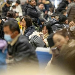 迎来最高峰！上海各大火车站通宵运营，高铁动车罕见值夜班