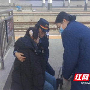 列车上旅客腹痛难忍  株洲火车站工作人员紧急救助