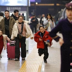 夜间高铁全力守护旅客安全归乡路