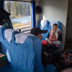新春走基层｜慢车穿岭 扁担出山：“慢火车”载起山乡希望