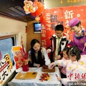 贵阳客运段：列车车厢内欢喜过小年