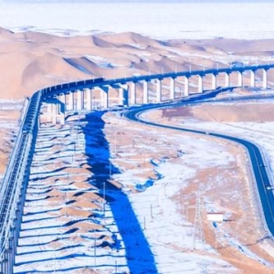 组图：银装素裹 雪后的敦煌铁路美成仙境