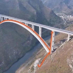 高铁安全过桥的这8秒钟，背后是什么→→