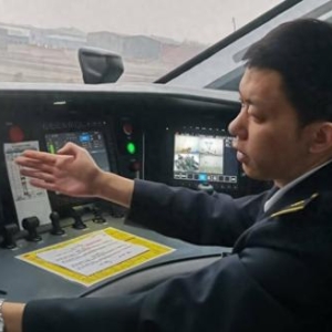 新春走基层 ｜ 复兴号在吕梁山冒雪疾驰