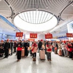贵州毕节市400名务工人员免费搭乘专列顺利返乡