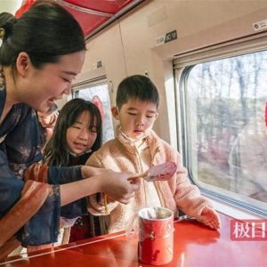 非遗漆扇、剪纸……高铁列车上年味十足