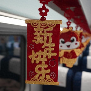 新春走基层｜从绿皮车到复兴号 “列车春晚”记录铁路发展