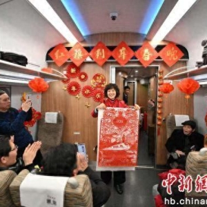 “列车春晚”看春运 五代列车长细数春运50年变迁