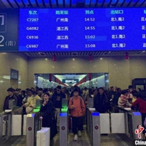 （新春走基层）夜幕下的铁路人 照亮旅客的归途