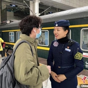 （新春走基层）列车长20载铁路情怀：用脚步丈量春运之路