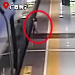 她一脚踩空，掉入列车与站台间缝隙……家长警惕！