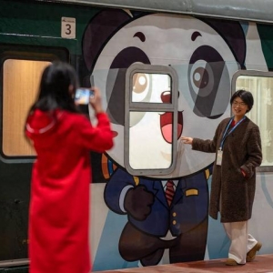 去西昌闹新春 成铁开行蛇年首趟“熊猫专列”