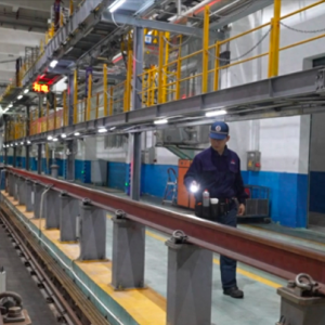 新春走基层·记者体验360行｜给动车组当“医生”——探访我国最南端的动车检修点