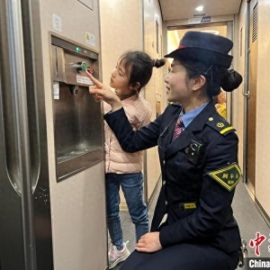 （新春走基层）铁路“动姐”的春节时刻：列车里过年 站台上过节