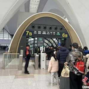 （新春走基层）南铁迎春运返程客流高峰 加开列车超百列创2025年春运新高