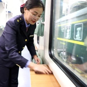 新春走基层｜春运列车里的爱与担当：“90后”夫妻“一头一尾”的守护