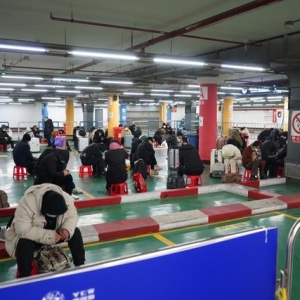 春运返程高峰来袭：“红眼”列车抵沪，有人感叹“凌晨的火车站比想象中温暖”
