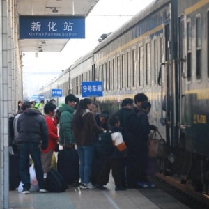 新化开出全省首趟返岗务工卧铺专列：很方便！村民连续6年乘坐这趟专列去深圳