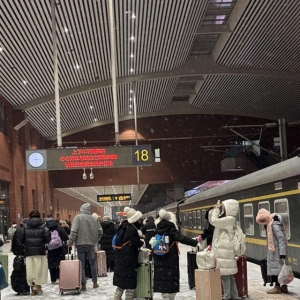 除夕列车上：旅游的多，返乡的少丨记者过年