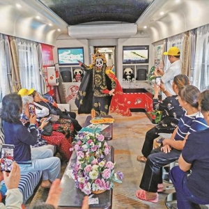 春运旅途年味浓 特色列车新春忙