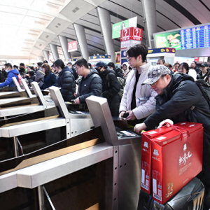 全国铁路昨日旅客发送量再创春运单日新高，假期累计发送9626万人次