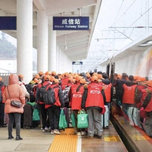 车厢里设置就业咨询点 成都始发务工专列护送578人前往广州返岗