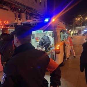 旅客在火车站突发身体不适，铁路民警闻讯及时救助