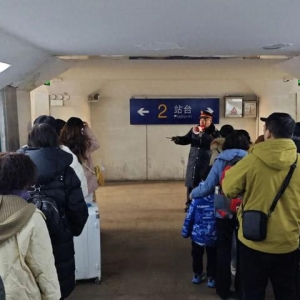 团结奋斗铁路人 | 藏在帽子里的列车时刻表