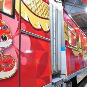 莫斯科地铁首次推出中国春节主题列车，“下一站，春节愉快！”