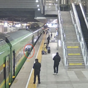 上海南站内4岁男童掉入列车与站台缝隙！幸有他们出手，50秒救起！