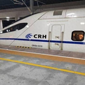 时评：高铁驰骋迎春归，“春运归程”展新姿