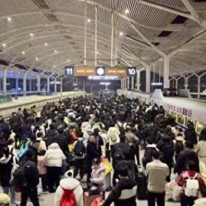 铁路返岗专列，载着务工人员的希望奔赴新程