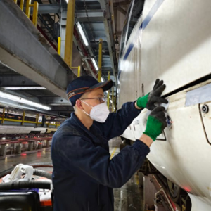 新春走基层丨动车为啥这么平稳？他们是给动车“喂砂”的年轻人