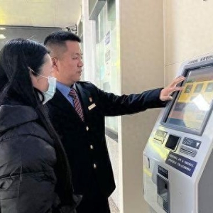 时评：春运返程潮正酣，铁路温情满归途