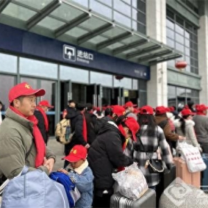 暖心！云南铁路蛇年首趟务工专列开行 550余名务工者免费乘车返岗就业
