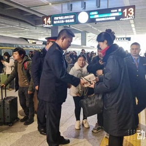 温暖旅途：铁路人的春运守护日志——记春运列车上那些不期而遇的温情