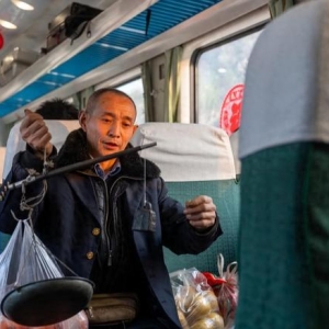 7266次慢火车：穿行青山绿水，载动乡村振兴新希望