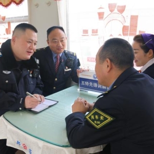 郑州铁路公安维护列车治安秩序