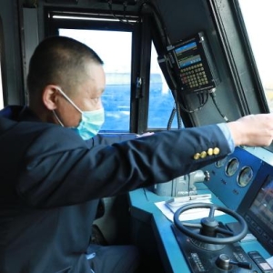 迎战极端天气“60后”与“90后”机车乘务员54个小时坚守岗位
