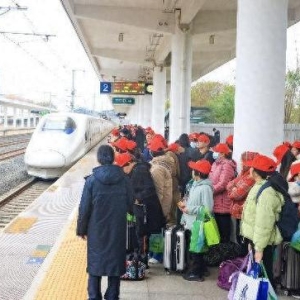 时评：务工专列向未来，满载希望启新程