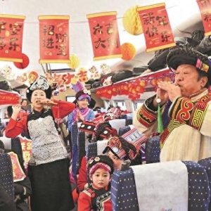 【文化中国行】飞驰列车上，“邂逅”多彩非遗