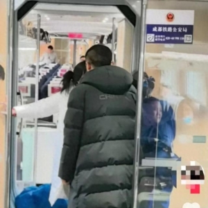 乘客在高铁买到过期4年方便面，最新回应：已停职调查