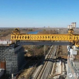 济南起步区最大互通立交穿越邯济铁路架梁施工完成